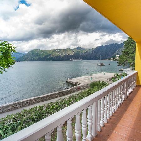 Apartments Beachfront Kotor Kültér fotó