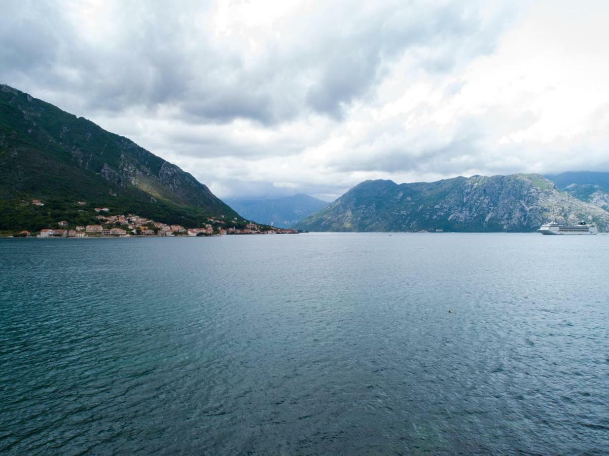 Apartments Beachfront Kotor Kültér fotó
